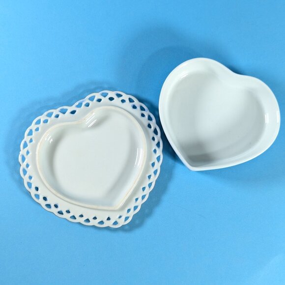 Heart shaped porcelain trinket box, hand painted pastoral scene on pierced lid - Picture 5 of 10